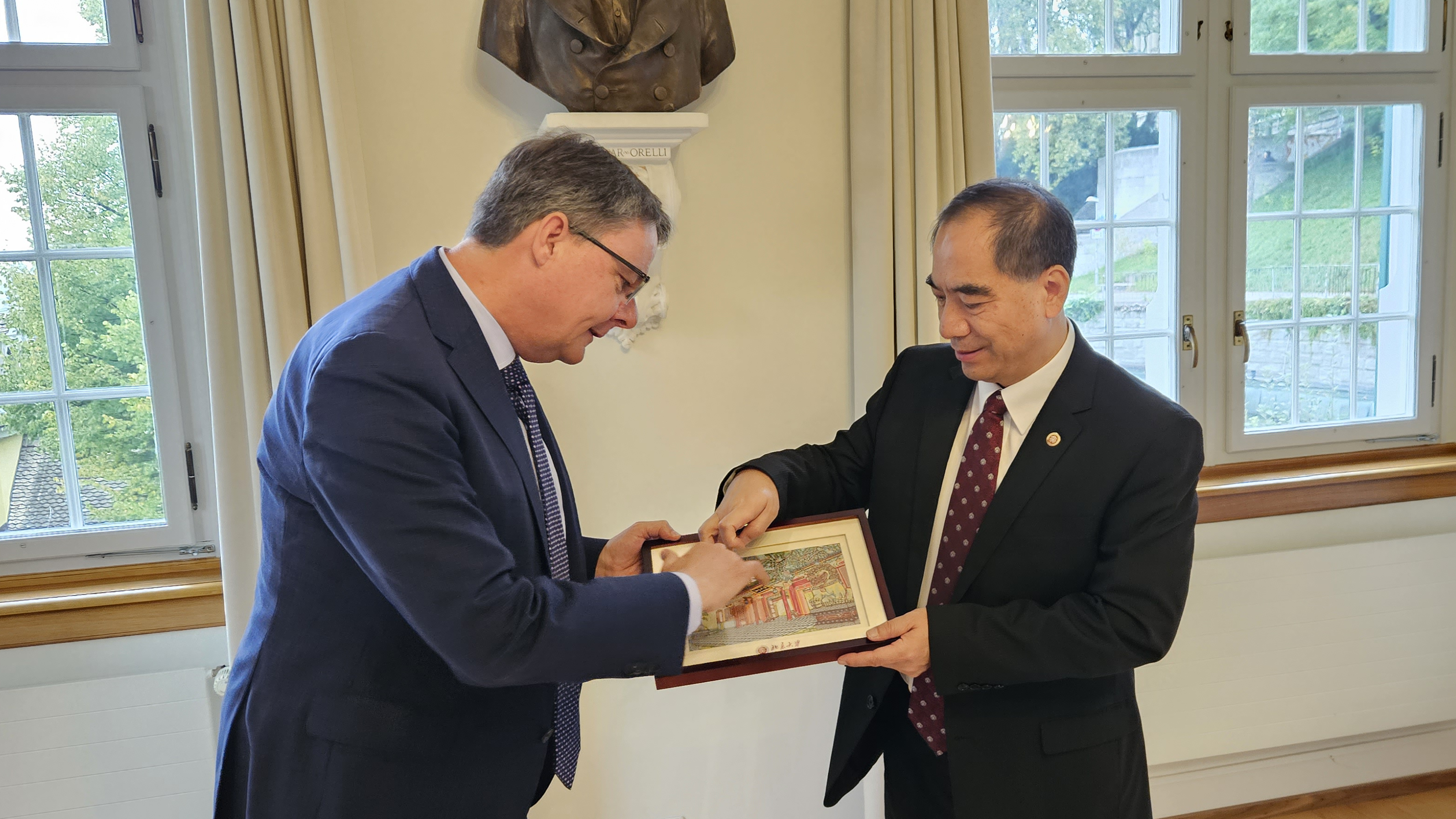 Photo of UZH President Prof. Michael Schaepman and President of the Peking University, Prof. Gong Qihuang