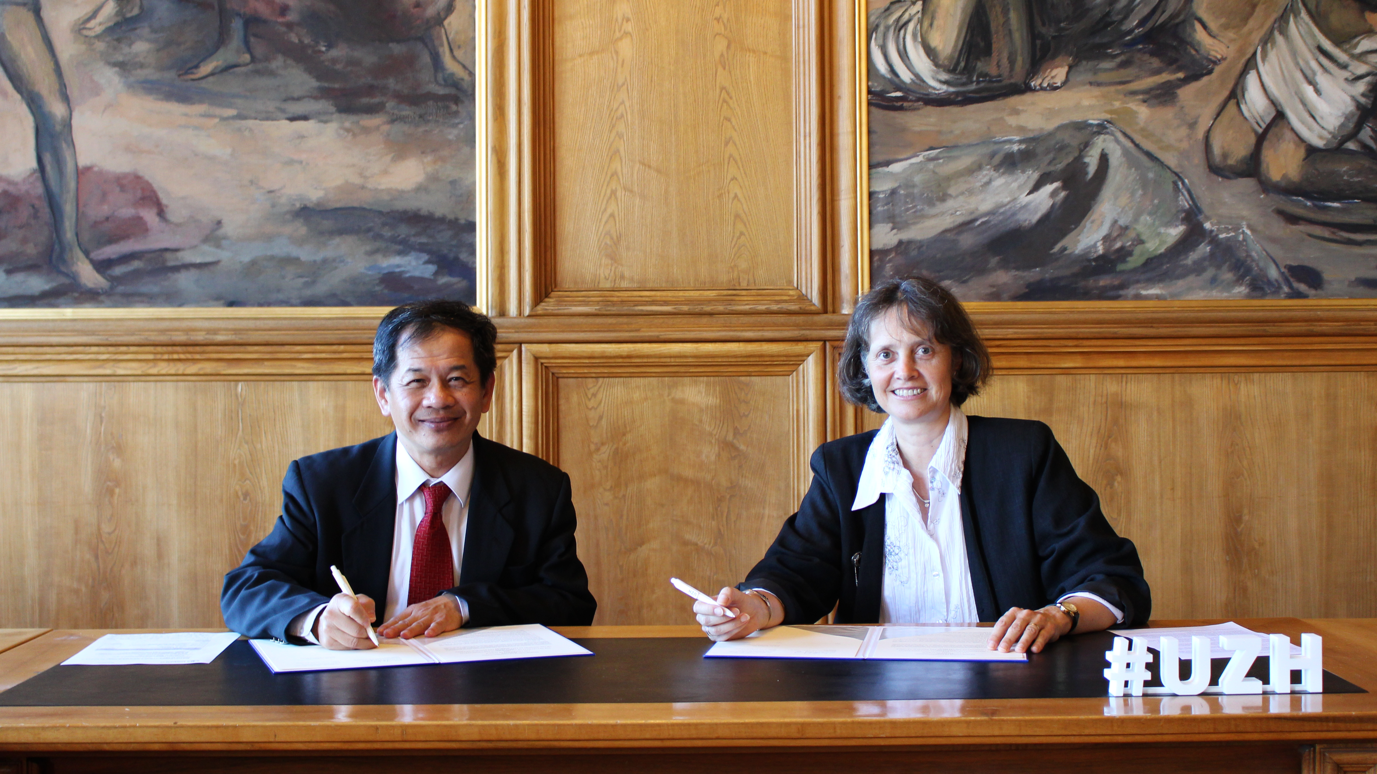 Photo of Professor Huang, Representative of the Delegation culturally et économique de Taipei in Bern, and Professor Katharina Michaelowa, Dean of the Faculty of Arts and Social Sciences